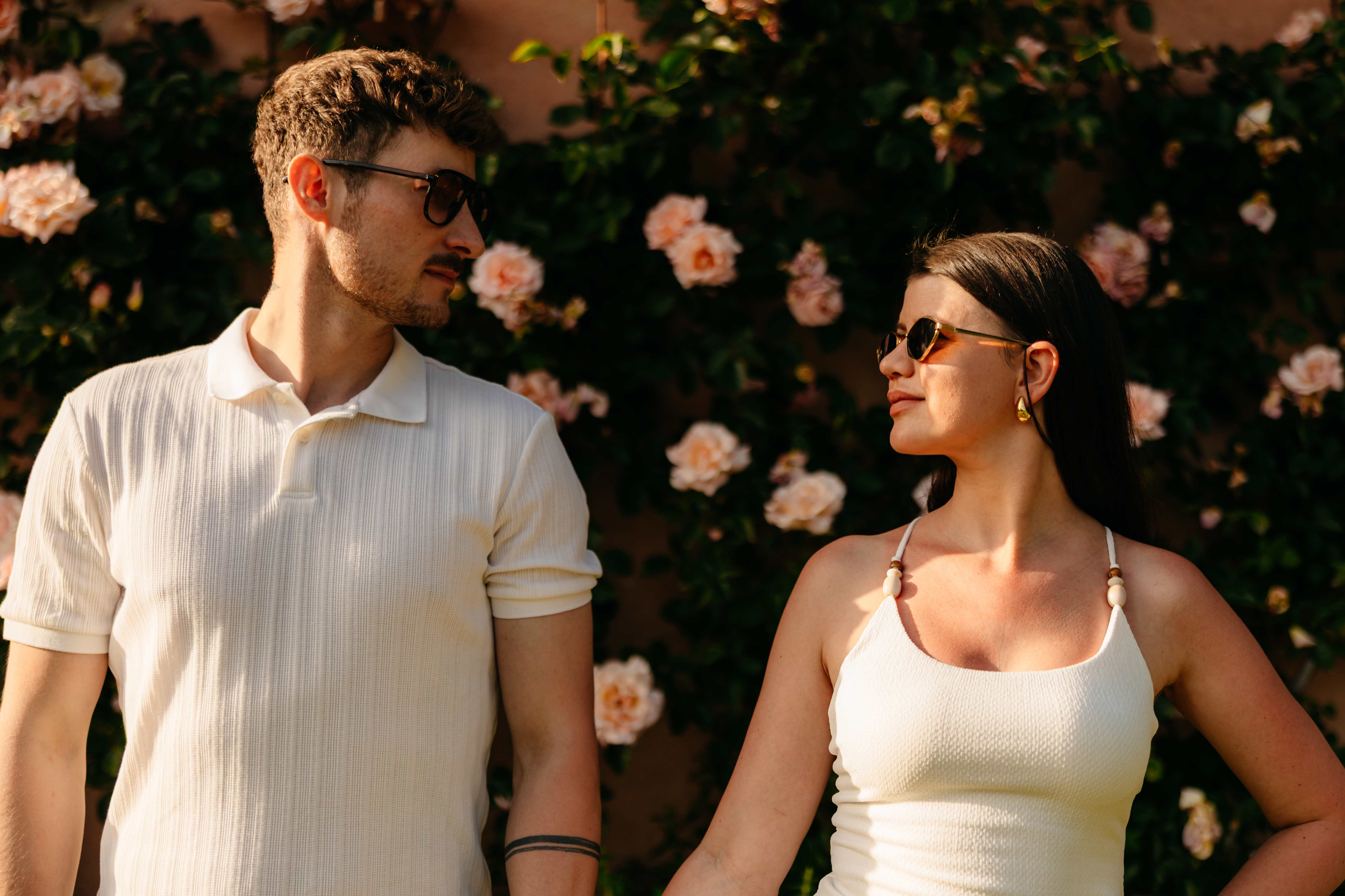 Paulina i Szymon podczas spaceru w ciepłym świetle